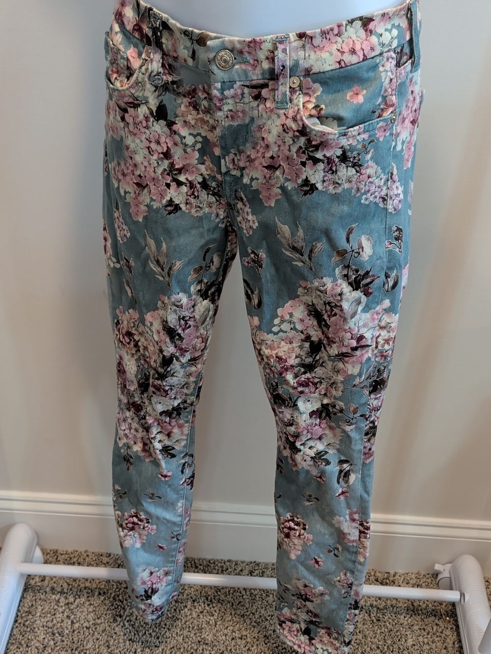 7 For All Mankind 27 Pale Blue Floral Detail Jeans